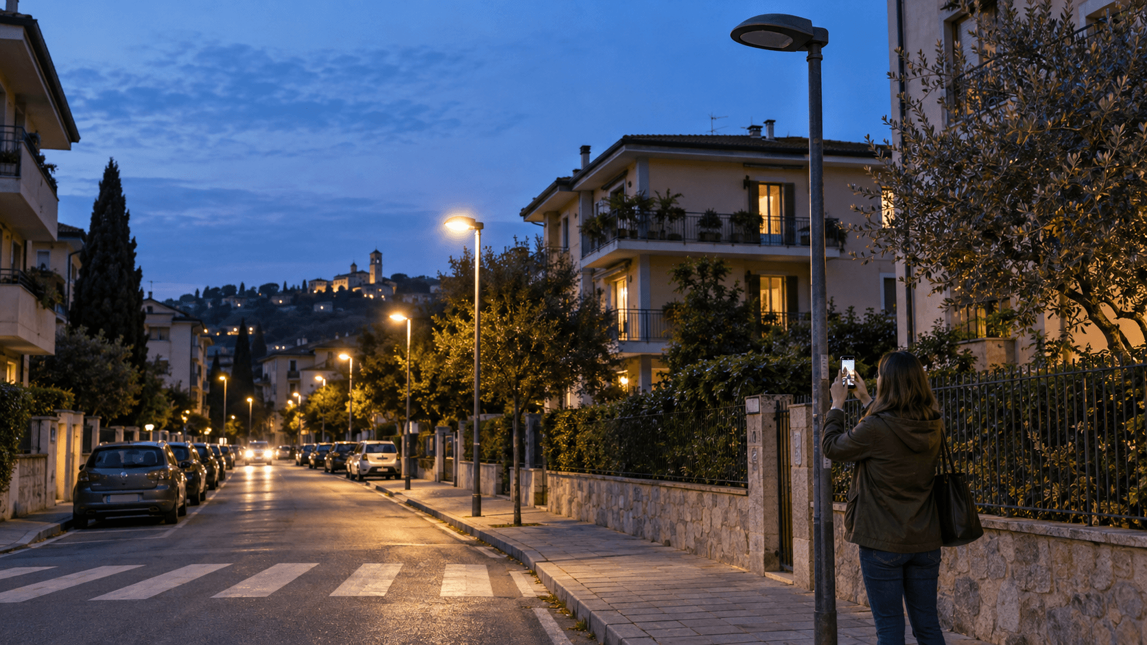 Un lampione spento in una strada di sera